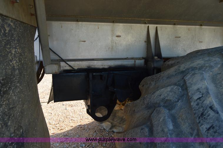 image for item H2755 2006 Case IH FLX 4010 self-propelled dry spreader applicator