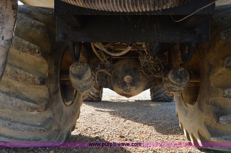 image for item H2755 2006 Case IH FLX 4010 self-propelled dry spreader applicator