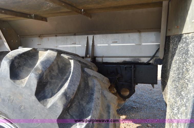 image for item H2755 2006 Case IH FLX 4010 self-propelled dry spreader applicator