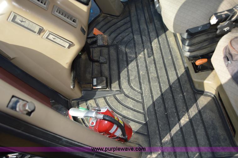 image for item H2755 2006 Case IH FLX 4010 self-propelled dry spreader applicator