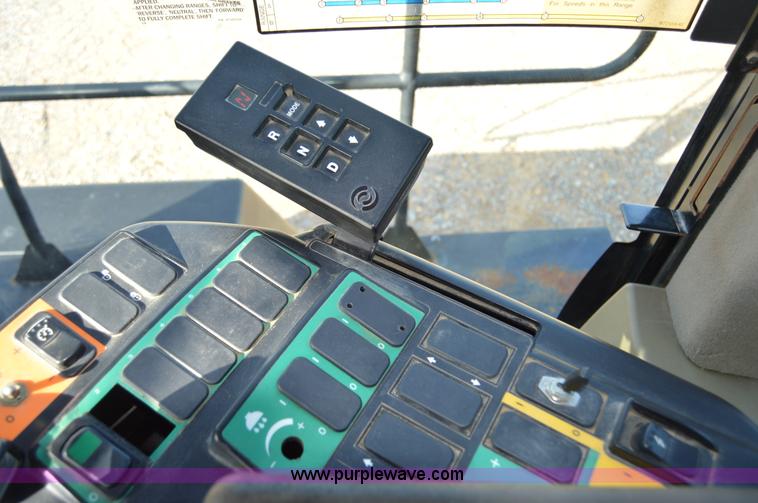 image for item H2755 2006 Case IH FLX 4010 self-propelled dry spreader applicator