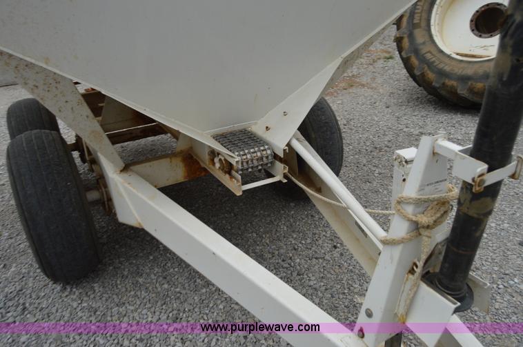 image for item H2760 Willmar Super 500 narrow track spreader