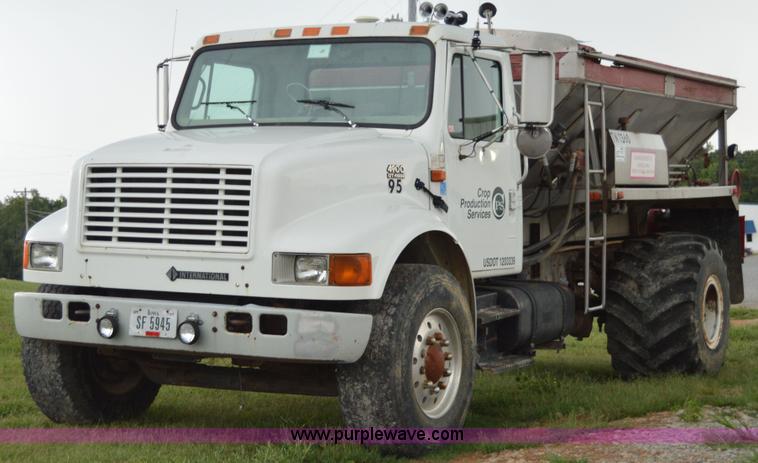 image for item H2762 2001 International 4900 fertilizer truck