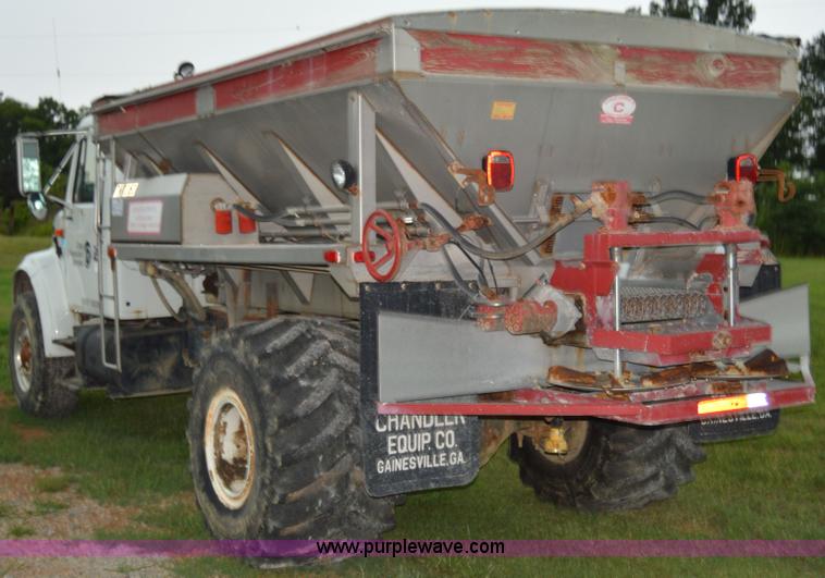 image for item H2762 2001 International 4900 fertilizer truck