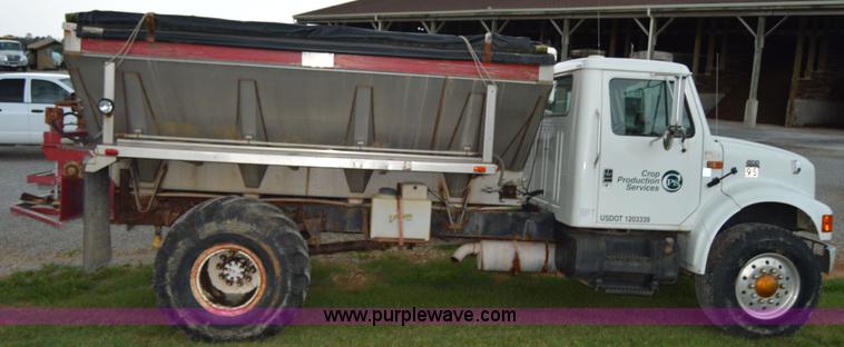 image for item H2762 2001 International 4900 fertilizer truck