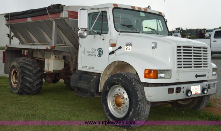 image for item H2762 2001 International 4900 fertilizer truck