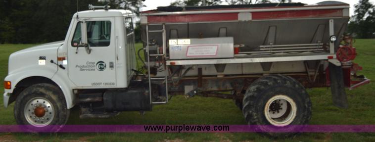 image for item H2762 2001 International 4900 fertilizer truck