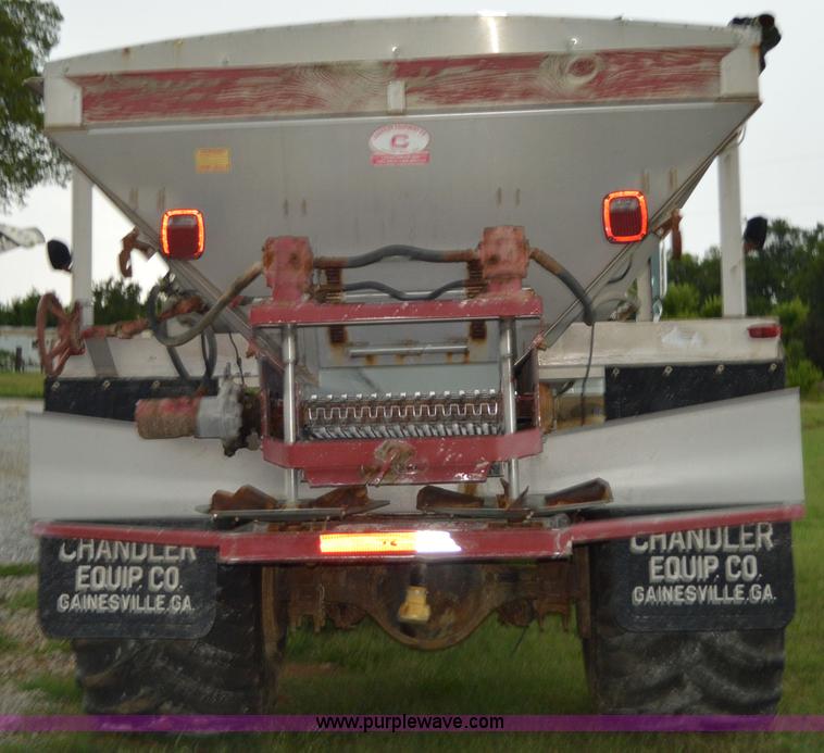 image for item H2762 2001 International 4900 fertilizer truck