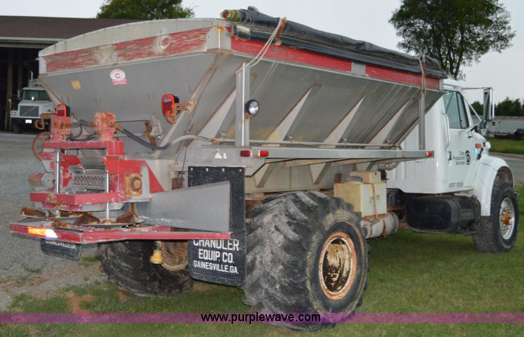 image for item H2762 2001 International 4900 fertilizer truck