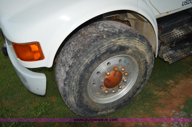 image for item H2762 2001 International 4900 fertilizer truck
