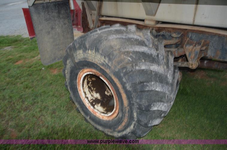 image for item H2762 2001 International 4900 fertilizer truck