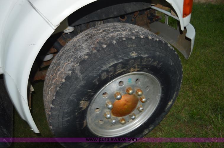 image for item H2762 2001 International 4900 fertilizer truck