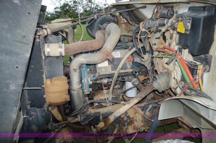 image for item H2762 2001 International 4900 fertilizer truck