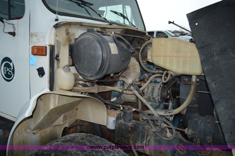 image for item H2762 2001 International 4900 fertilizer truck