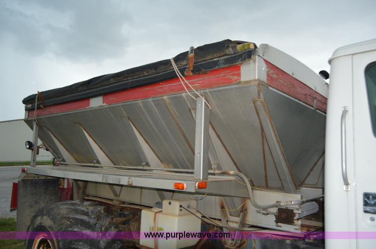 image for item H2762 2001 International 4900 fertilizer truck