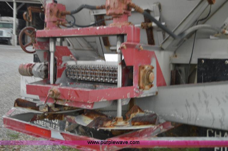 image for item H2762 2001 International 4900 fertilizer truck