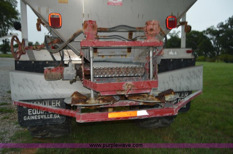 image for item H2762 2001 International 4900 fertilizer truck