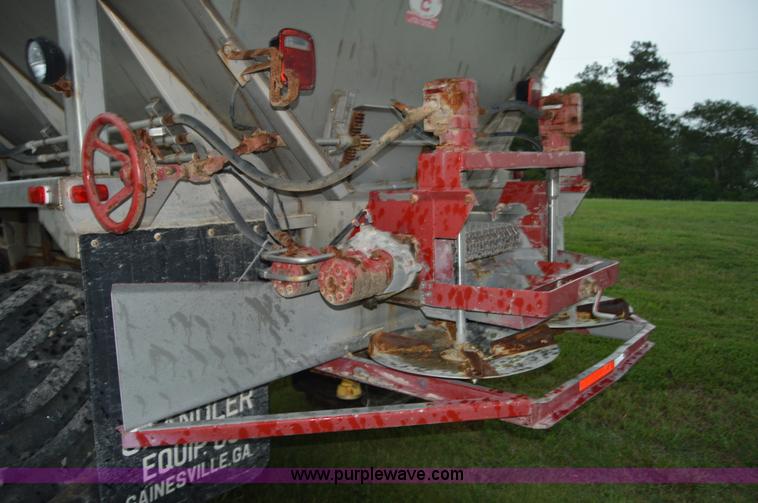 image for item H2762 2001 International 4900 fertilizer truck