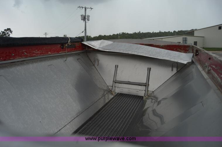 image for item H2762 2001 International 4900 fertilizer truck