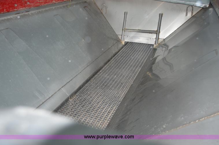 image for item H2762 2001 International 4900 fertilizer truck