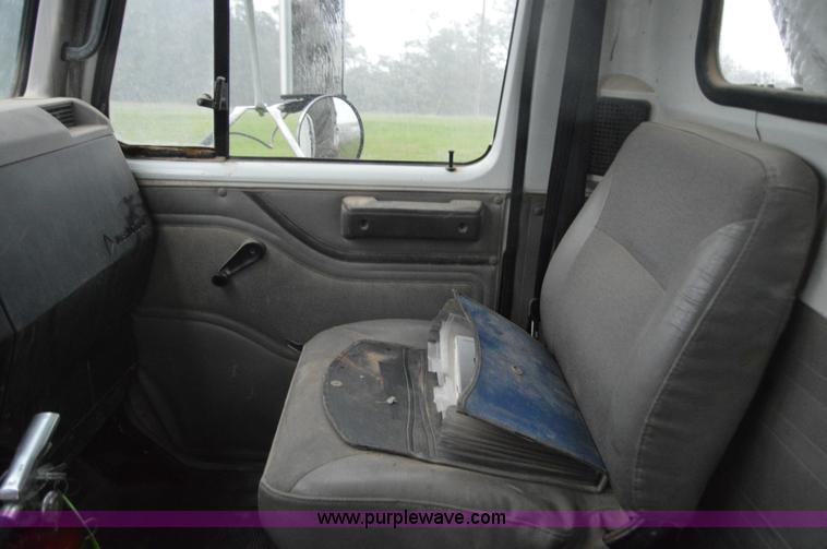 image for item H2762 2001 International 4900 fertilizer truck