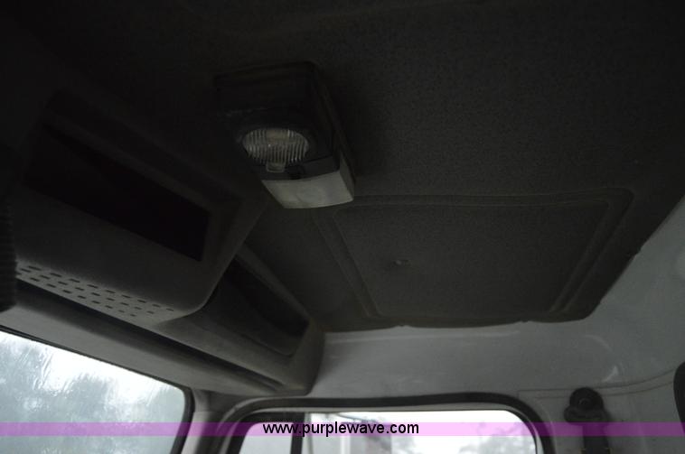 image for item H2762 2001 International 4900 fertilizer truck