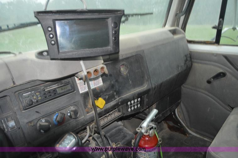 image for item H2762 2001 International 4900 fertilizer truck