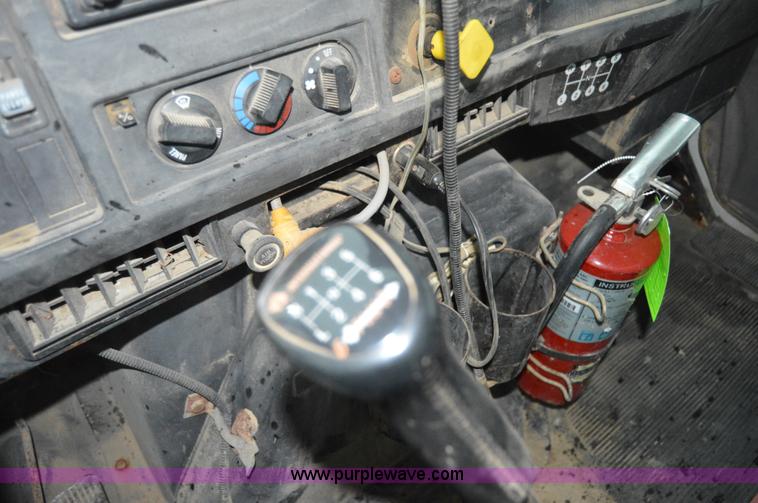 image for item H2762 2001 International 4900 fertilizer truck