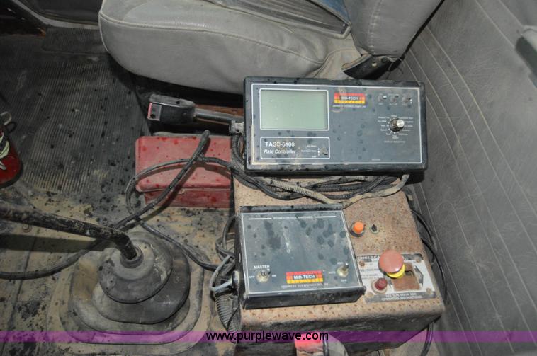 image for item H2762 2001 International 4900 fertilizer truck