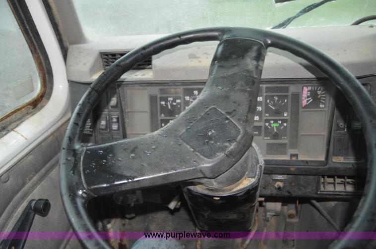 image for item H2762 2001 International 4900 fertilizer truck