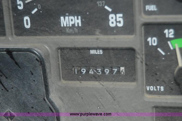 image for item H2762 2001 International 4900 fertilizer truck