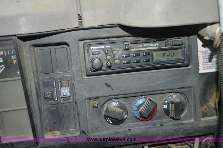 image for item H2762 2001 International 4900 fertilizer truck