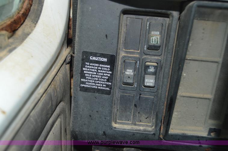 image for item H2762 2001 International 4900 fertilizer truck