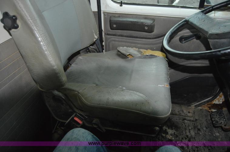 image for item H2762 2001 International 4900 fertilizer truck