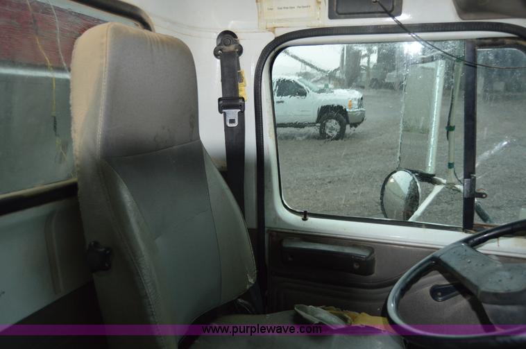 image for item H2762 2001 International 4900 fertilizer truck