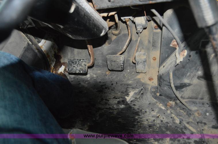 image for item H2762 2001 International 4900 fertilizer truck