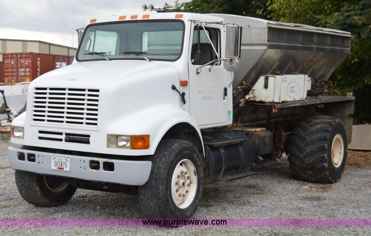 image for item H2763 2000 International 8100 dry spreader applicator truck