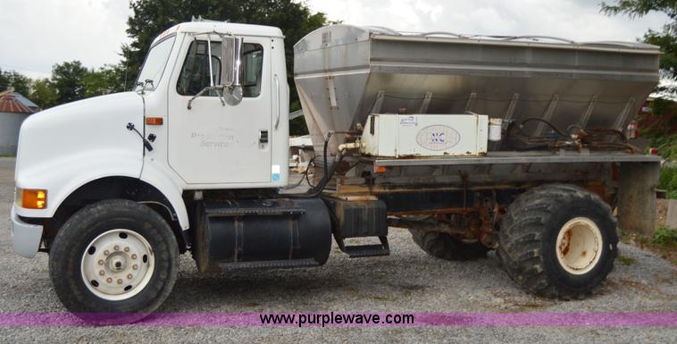 image for item H2763 2000 International 8100 dry spreader applicator truck