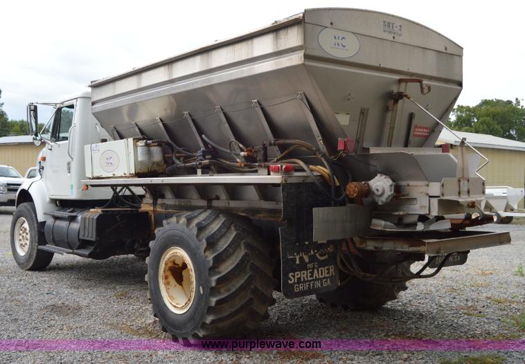 image for item H2763 2000 International 8100 dry spreader applicator truck