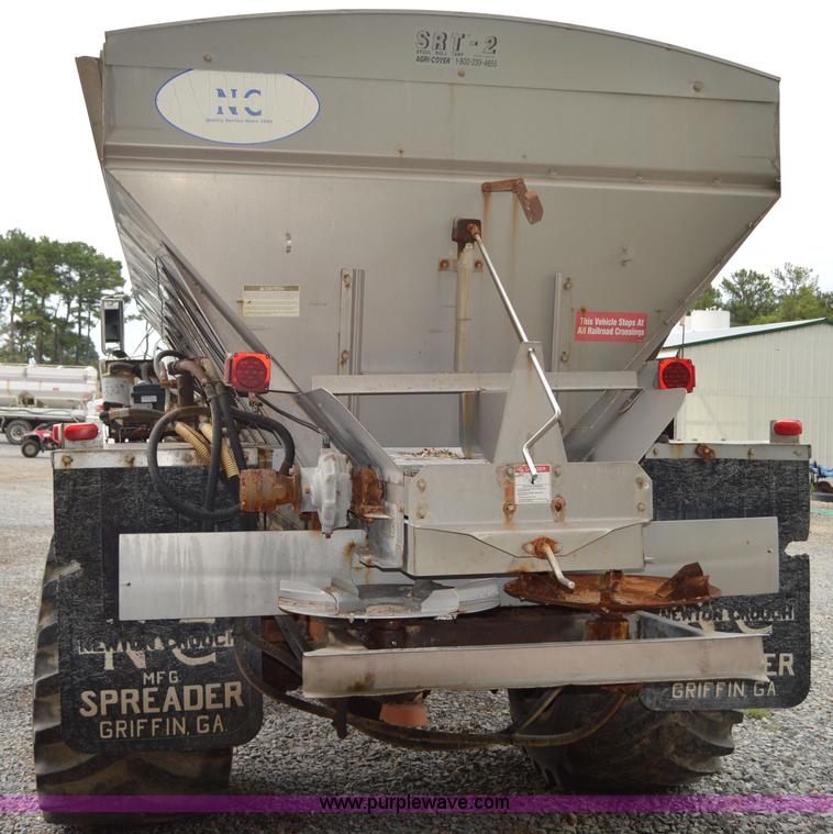 image for item H2763 2000 International 8100 dry spreader applicator truck