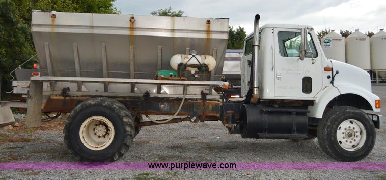 image for item H2763 2000 International 8100 dry spreader applicator truck