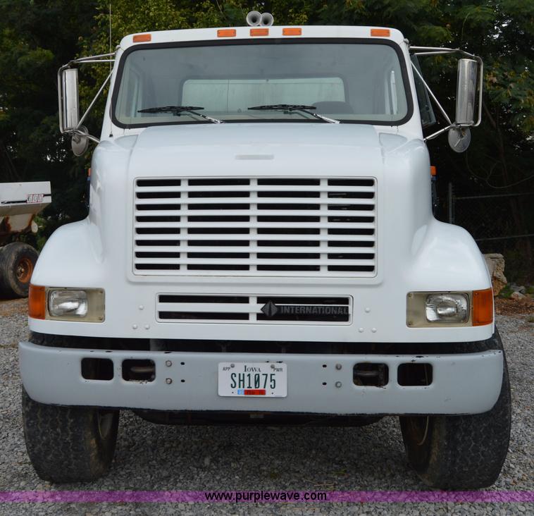 image for item H2763 2000 International 8100 dry spreader applicator truck