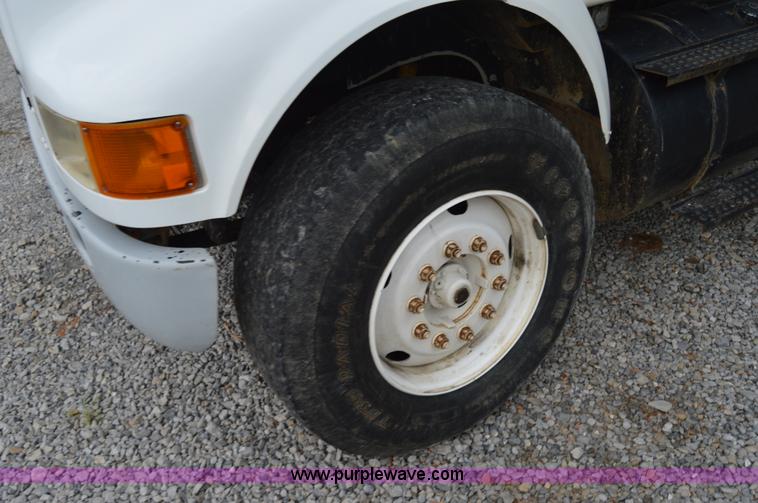 image for item H2763 2000 International 8100 dry spreader applicator truck