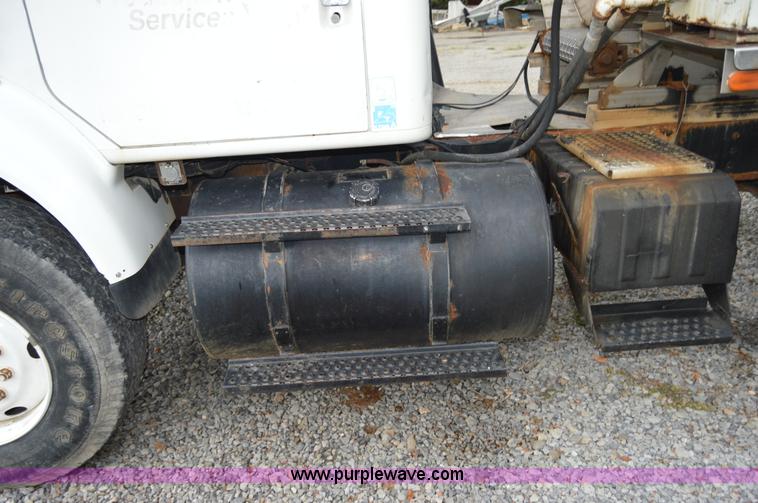 image for item H2763 2000 International 8100 dry spreader applicator truck