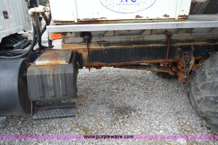 image for item H2763 2000 International 8100 dry spreader applicator truck