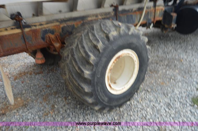 image for item H2763 2000 International 8100 dry spreader applicator truck