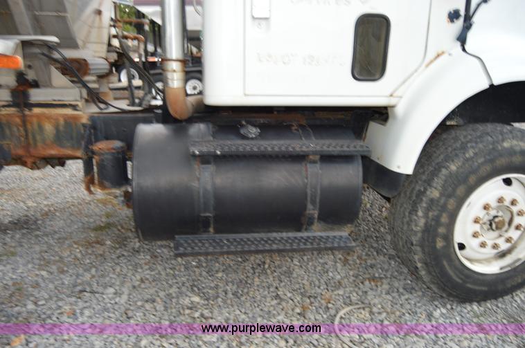 image for item H2763 2000 International 8100 dry spreader applicator truck