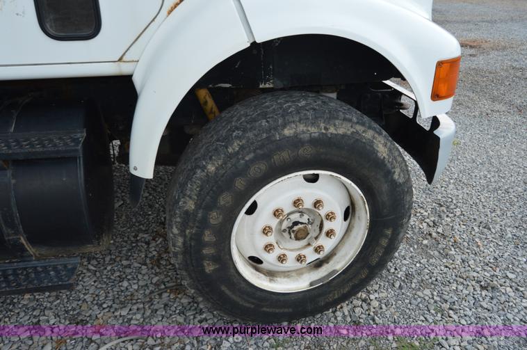 image for item H2763 2000 International 8100 dry spreader applicator truck