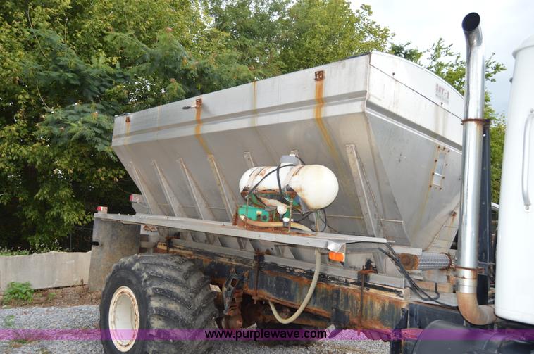 image for item H2763 2000 International 8100 dry spreader applicator truck
