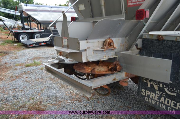 image for item H2763 2000 International 8100 dry spreader applicator truck